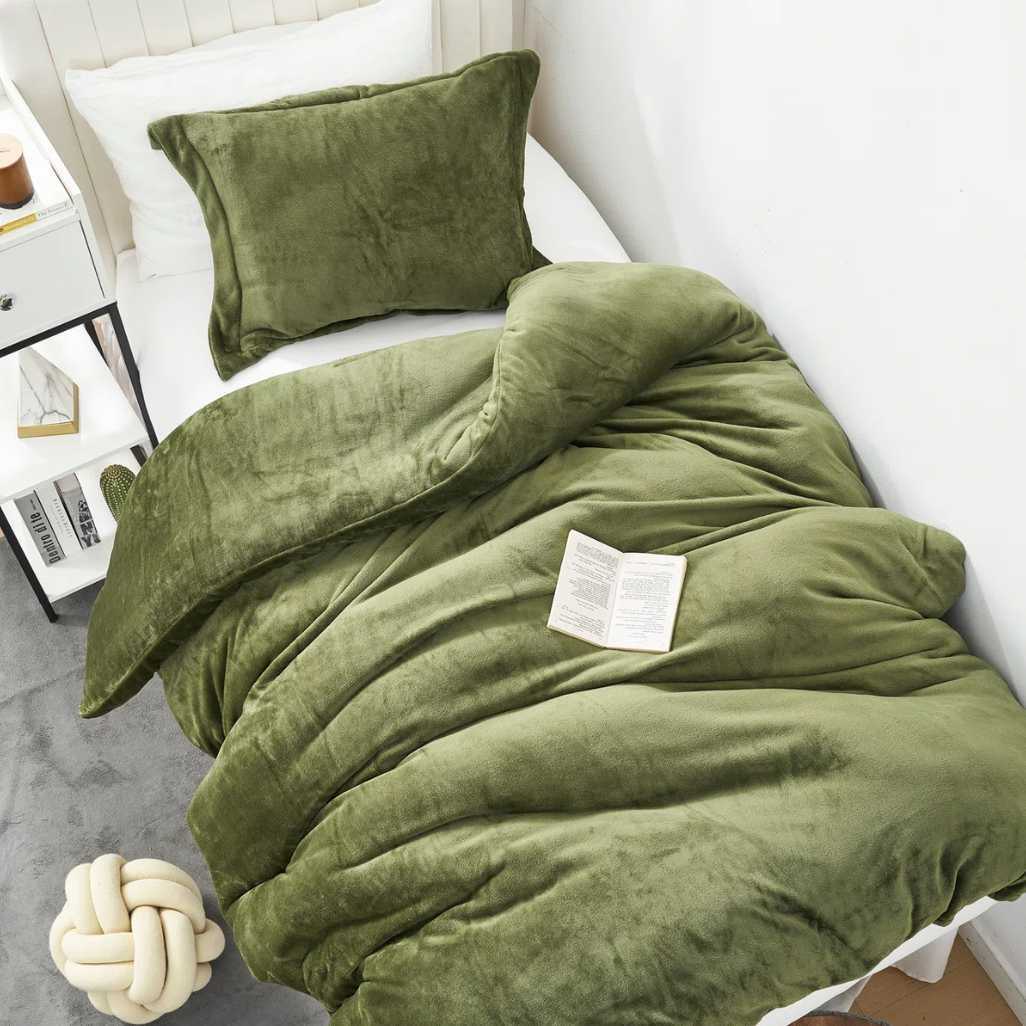 The DreamNest™ Ultra-Plush Oversized Weighted Comforter